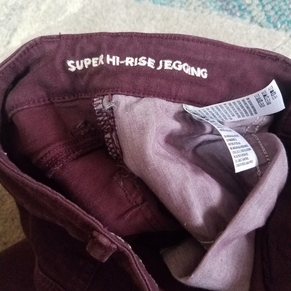 American Eagle Maroon Distressed Jeggings 4 - Picture 5 of 7